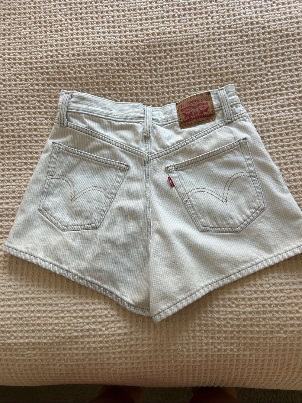 Levi’s high waisted mom shorts sz 27 - Picture 3 of 4